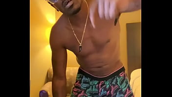 Pull your pants down down it’s going down and i’m a lay you down Pull your pants down down it’s going down and i’m a lay you down