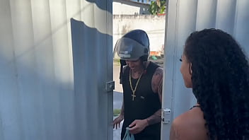 A casada pulou o muro pra me dar no quintal de casa