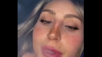 Rubia influencer le hace mamada a desconocido