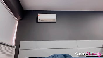 Loira peituda massageando os pés com óleo e usando seu brinquedinho