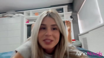 Loira peituda massageando os pés com óleo e usando seu brinquedinho