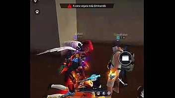 Safada mama três garotos e gosta de dar muito pros novinhos