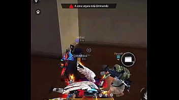 Safada mama três garotos e gosta de dar muito pros novinhos