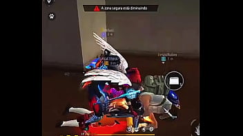 Safada mama três garotos e gosta de dar muito pros novinhos