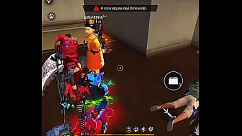 Safada mama três garotos e gosta de dar muito pros novinhos