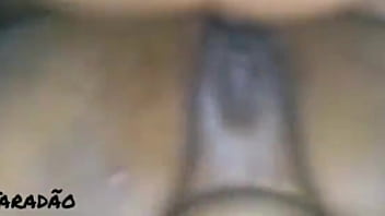 Socando a mão na buceta da preta