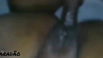 Socando a mão na buceta da preta