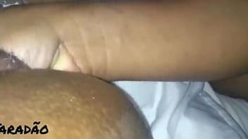 Socando a mão na buceta da preta