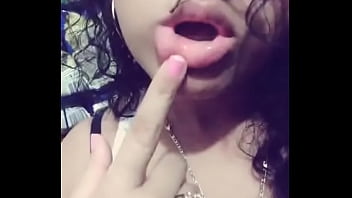 Rica se manosea con lujuria y se chupa el dedo