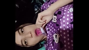 Jovencita culona seduce al cámara en vestuarios