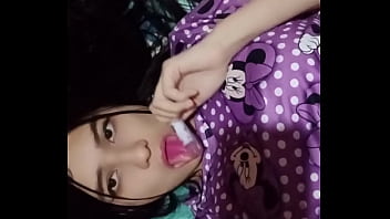 Jovencita culona seduce al cámara en vestuarios