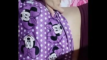 Jovencita culona seduce al cámara en vestuarios