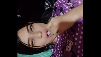 Jovencita culona seduce al cámara en vestuarios