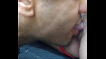 Ele só queria lamber esse grande clitóris