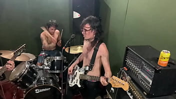 Mucha distorsión cero protección – así nos gusta – limpieza social