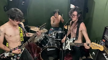 Mucha distorsión cero protección – así nos gusta – limpieza social