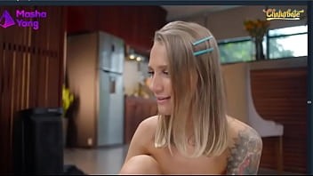 Joven rubia llega al orgasmo