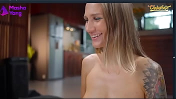 Joven rubia llega al orgasmo