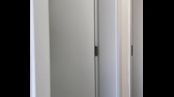 Sua prima só de micro biquíni quer tomar banho na tua piscina