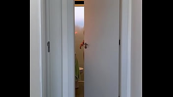 Sua prima só de micro biquíni quer tomar banho na tua piscina