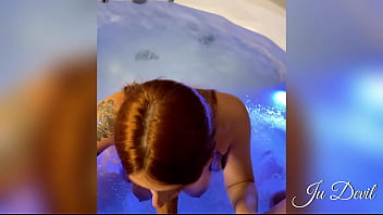 Essa ruiva putinha adora babar a pika pra depois sentar bem gostoso