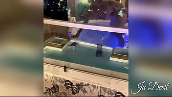 Essa ruiva putinha adora babar a pika pra depois sentar bem gostoso