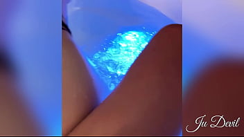 Essa ruiva putinha adora babar a pika pra depois sentar bem gostoso