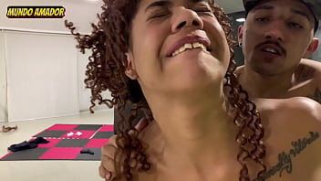 Ele chegou na cara dura e socou rola na mulher que o amigo estava comendo