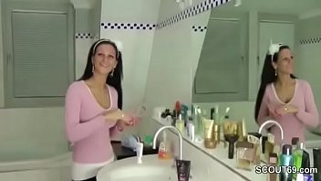 Stief schwester gibt ihm einen handjob im bedezimmer