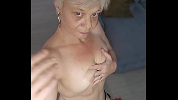 Maintenant que je suis quasi nu tu viens