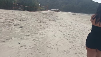 Fomos na praia estava safadinha cheia de tesão ficaram olhando o tamanho da minha bunda de fio dental