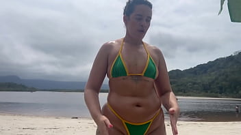 Fomos na praia estava safadinha cheia de tesão ficaram olhando o tamanho da minha bunda de fio dental