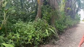 Fomos na praia estava safadinha cheia de tesão ficaram olhando o tamanho da minha bunda de fio dental