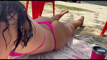 Fomos na praia estava safadinha cheia de tesão ficaram olhando o tamanho da minha bunda de fio dental
