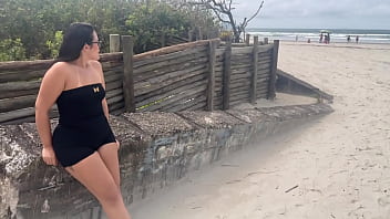 Fomos na praia estava safadinha cheia de tesão ficaram olhando o tamanho da minha bunda de fio dental