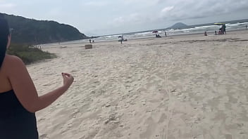 Fomos na praia estava safadinha cheia de tesão ficaram olhando o tamanho da minha bunda de fio dental