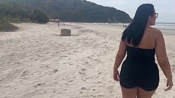 Fomos na praia estava safadinha cheia de tesão ficaram olhando o tamanho da minha bunda de fio dental