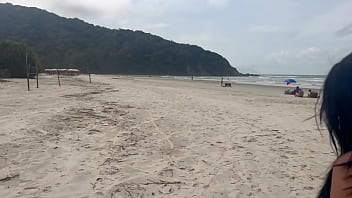Fomos na praia estava safadinha cheia de tesão ficaram olhando o tamanho da minha bunda de fio dental