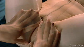 Merry pie straplessdildo fuck rossy bush