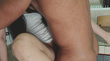 Manoseo a mi hermanastra en la cocina y mi coño correa de excitacion