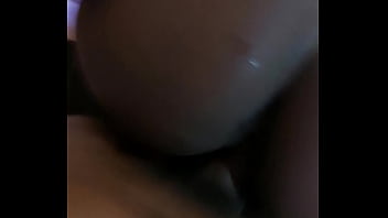 Gostosa dando de quatro na pele