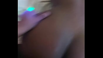 Gostosa dando de quatro na pele