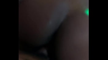 Gostosa dando de quatro na pele