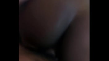 Gostosa dando de quatro na pele