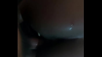 Gostosa dando de quatro na pele