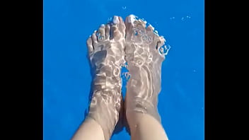 ¿que tienen tus pies que me gustan tanto #piesbonitos#footfetİsh #footfetısh#felizdomingo#uñasblanca da