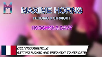 Pendant que davy parlait de pâte à pizza je me faisais trouer le cul avec un gode monstrueux et quand e