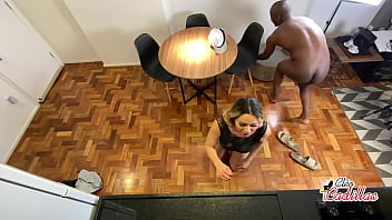 Cleo cadillac sendo enrrabada no chao da cozinha pelo jefao