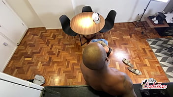 Cleo cadillac sendo enrrabada no chao da cozinha pelo jefao