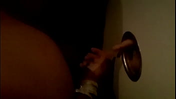 Eu dando a buceta e punhetando um estranho